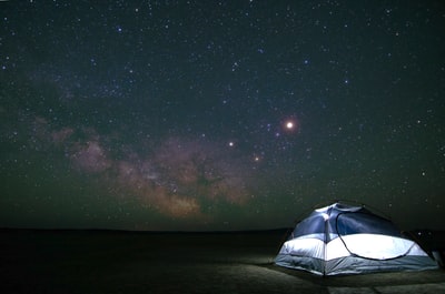 帐篷在晚上时间
